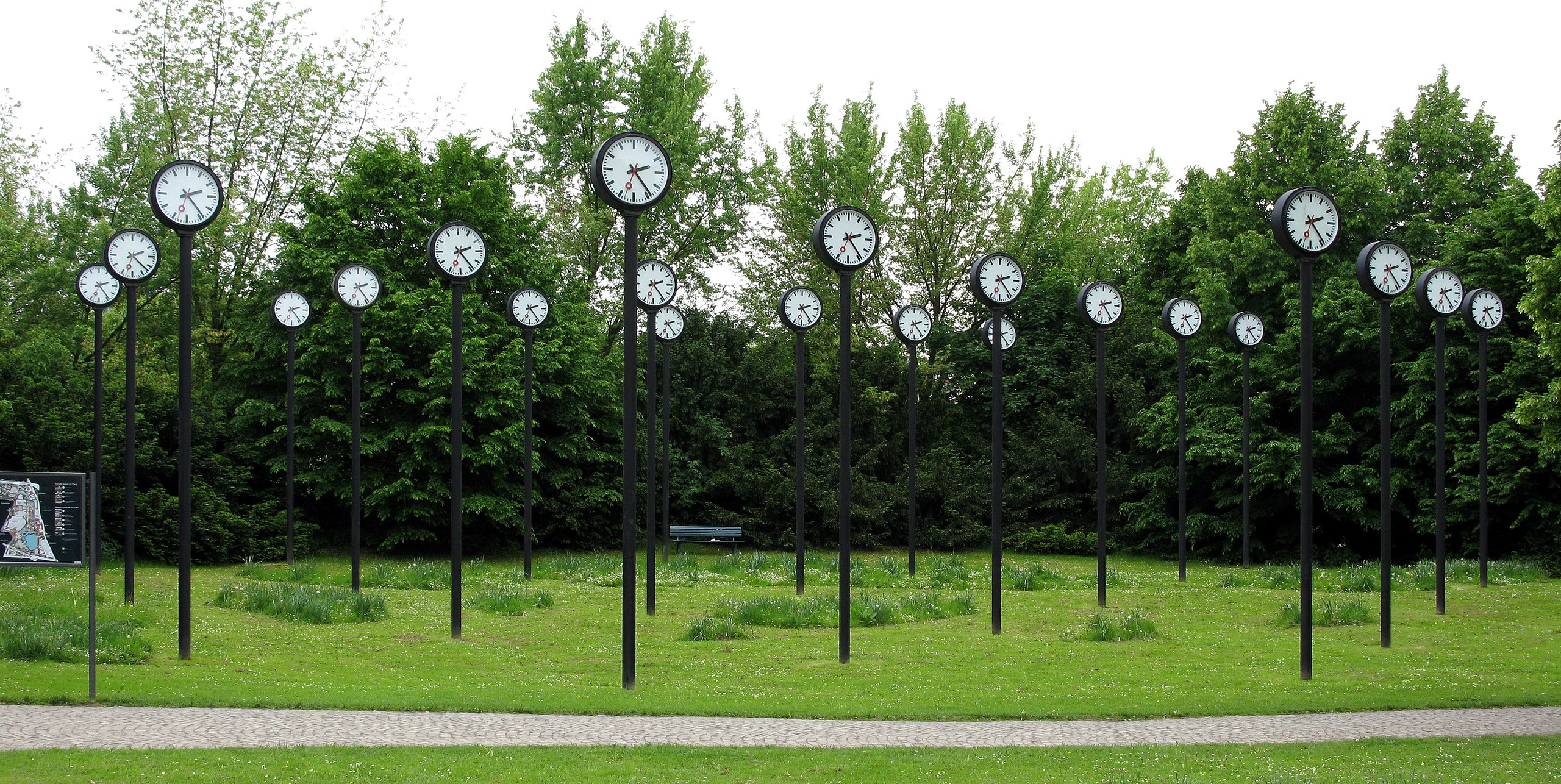 Klaus Rinke's art installation "Zeitfeld", consisting of 24 train station clocks